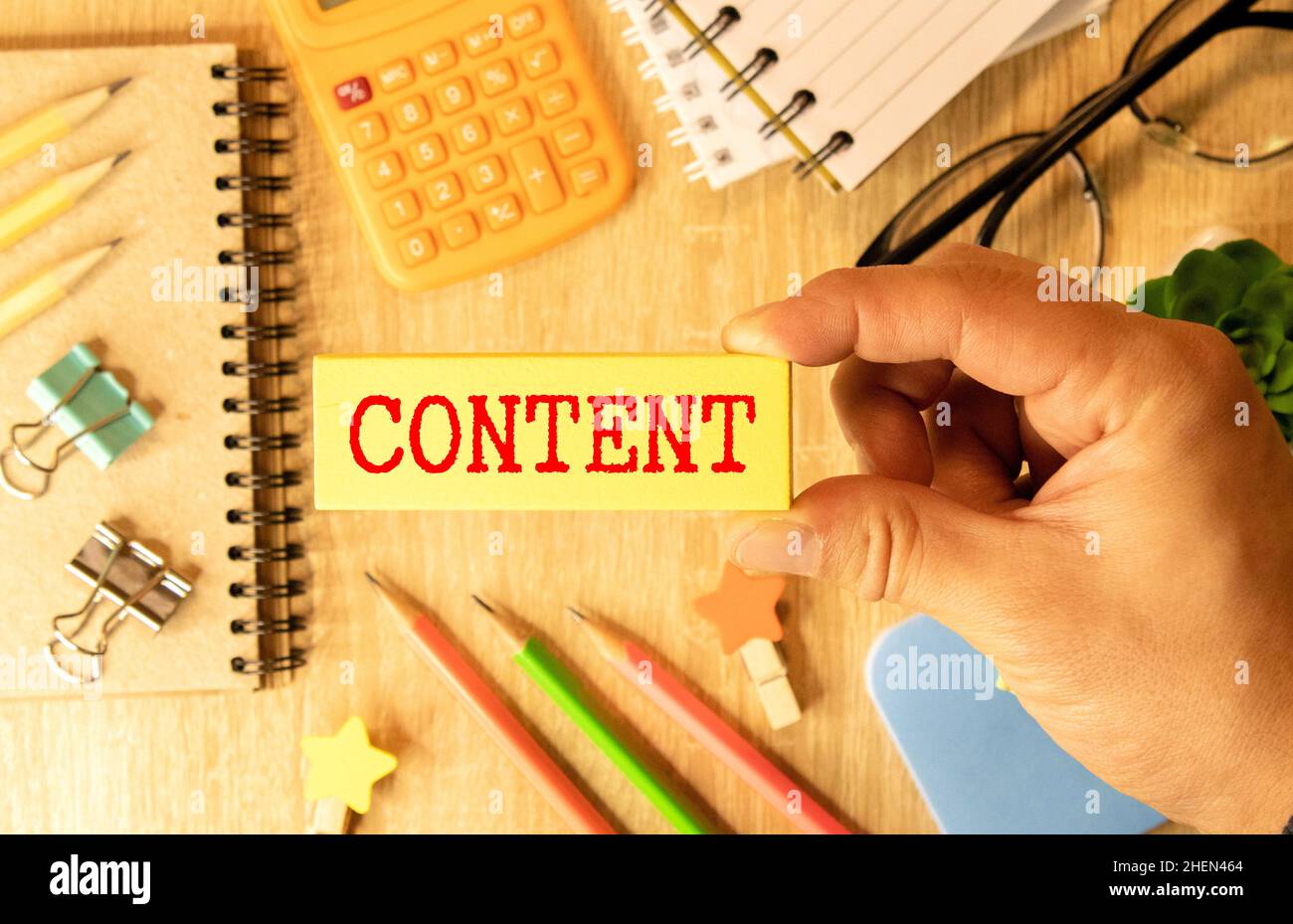 Hand schreiben Inschrift Inhalt IST KÖNIG, mit Marker, Geschäftskonzept. Stockfoto