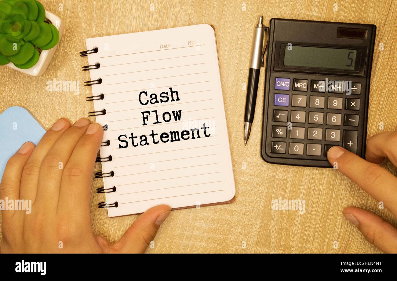 Cash-Flow Statement Text Schreiben Sie auf einen Papierkram isoliert auf dem Schreibtisch. Stockfoto