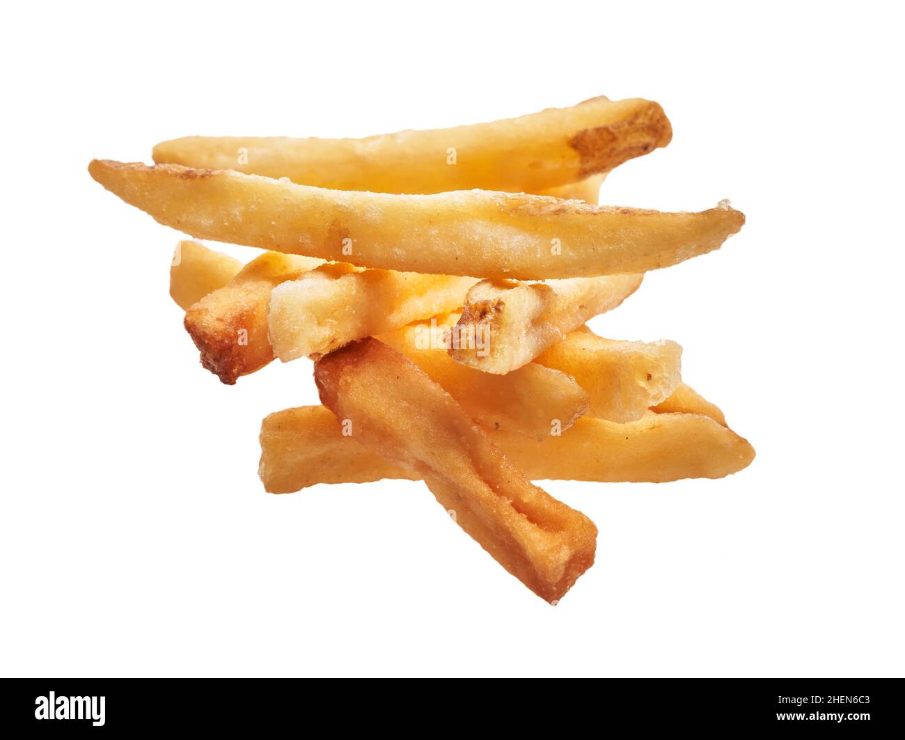 Ein Haufen frittierter französischer Kartoffeln auf weißem Hintergrund isoliert Stockfoto