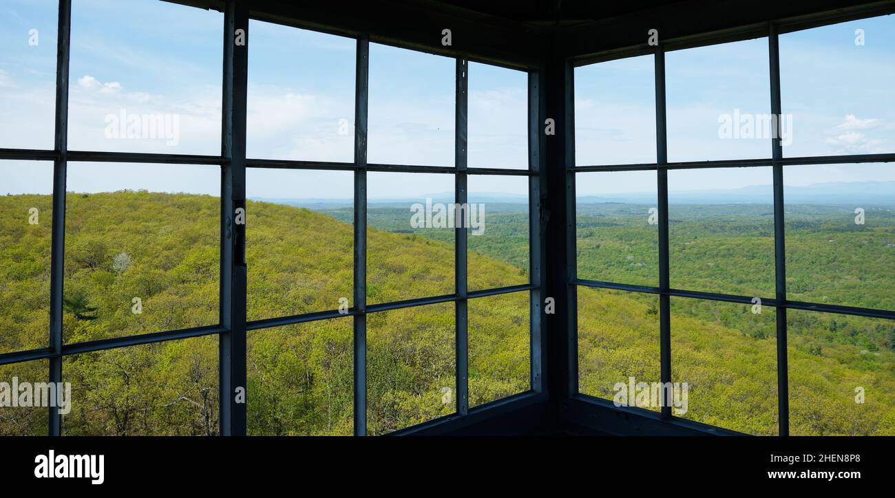 Blick vom Feuerturm auf Stissing Mountain, Pine Plains, NY. Der Turm, in den 1930er Jahren gebaut, ist 90 Meter hoch. Stockfoto