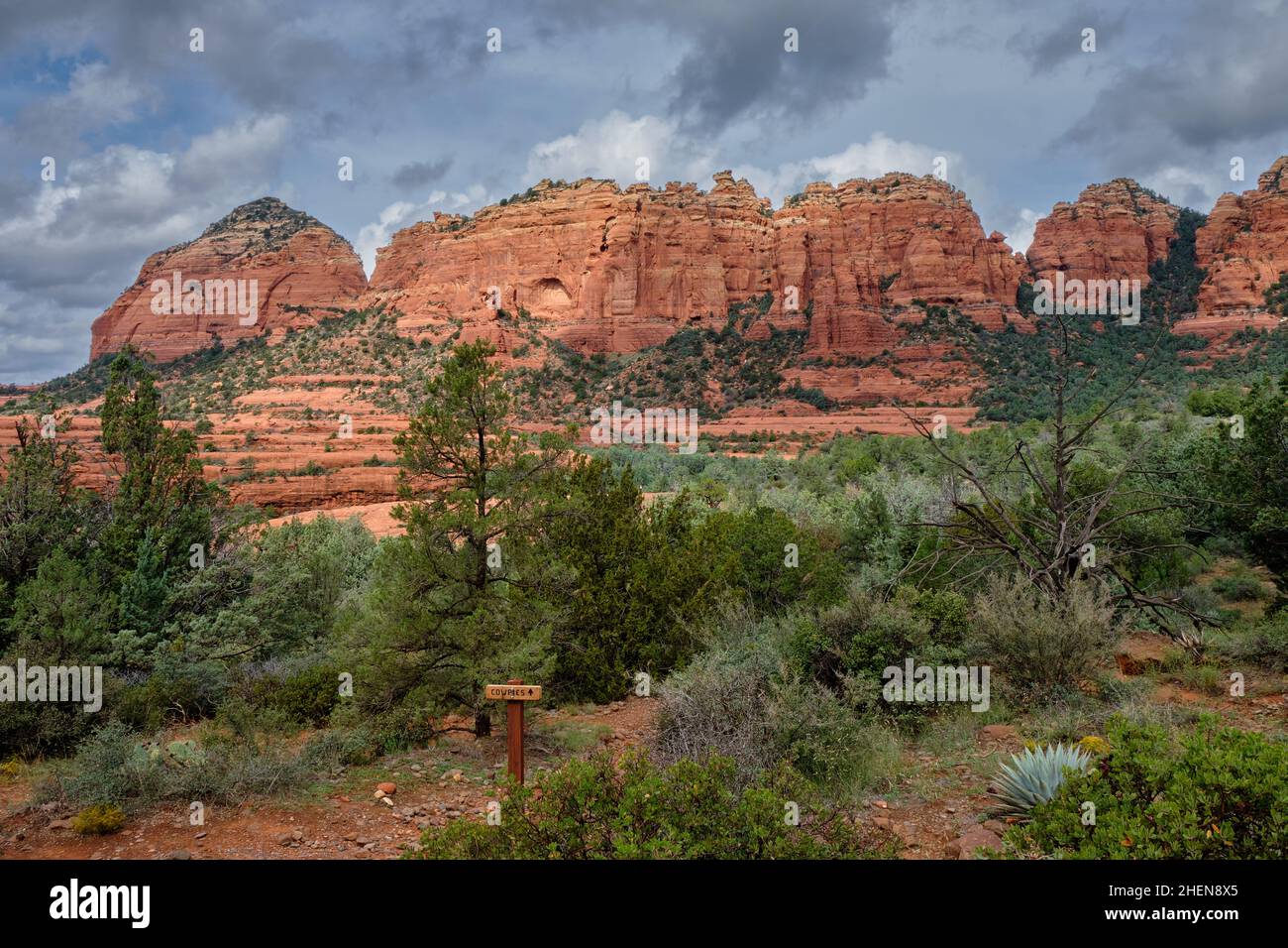Gesteinsformationen von mitten Ridge (südöstlicher Aspekt) von der Schnebly Hill Road, Sedona aus gesehen. Stockfoto