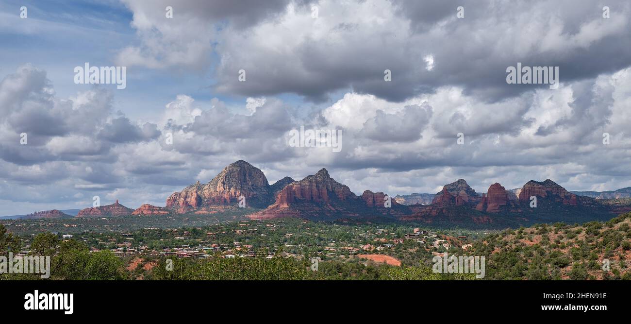 Blick nach Westen über den nördlichen Sedona zum Capitol Butte, dem höchsten hier gezeigten Gipfel. Stockfoto