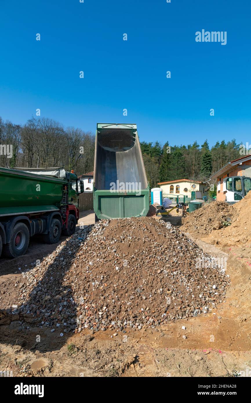 LKW auf einer Bauseite Entladen von Kies zur Stabilisierung der Erde Stockfoto
