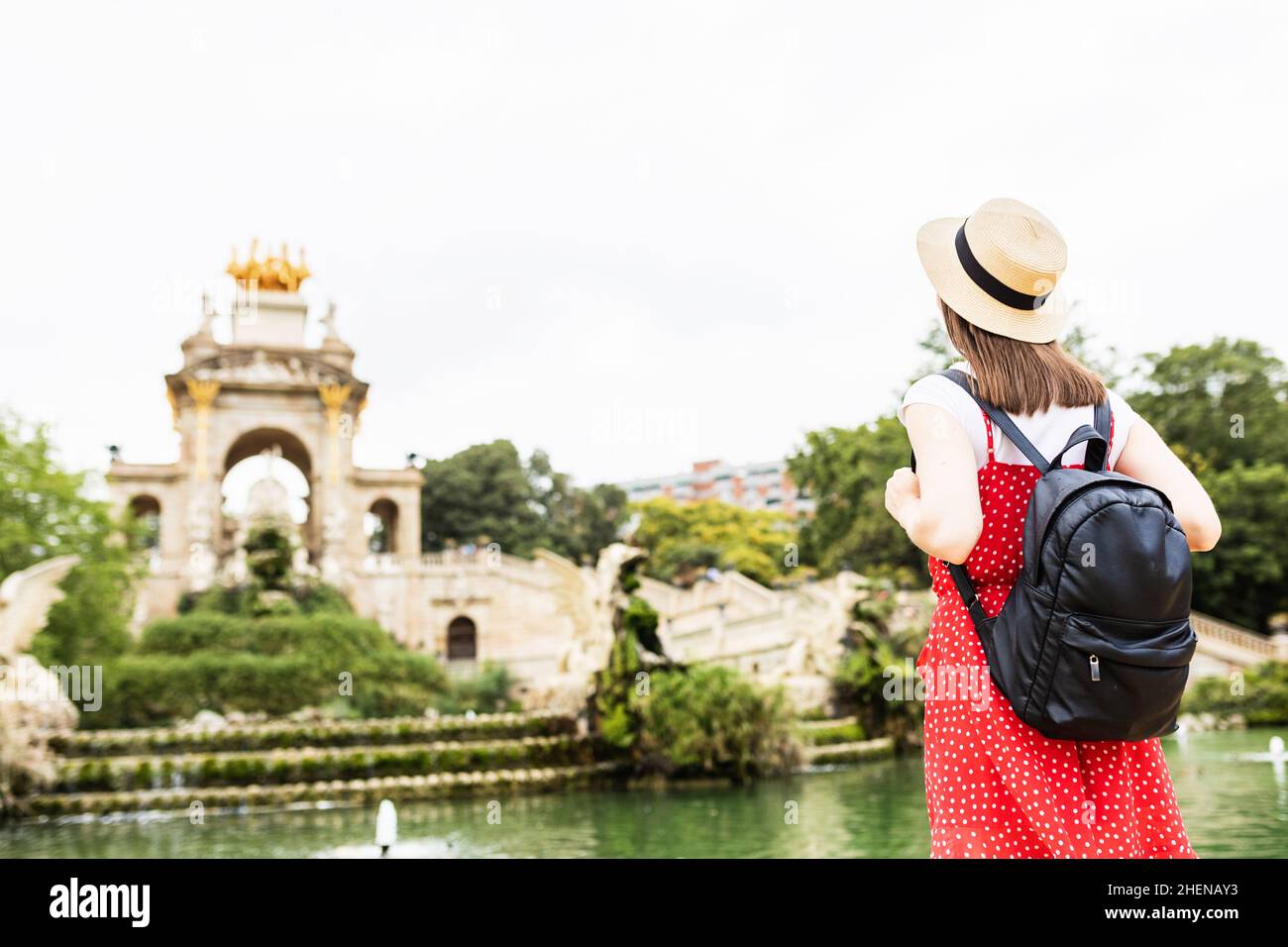 Junge Erwachsene weibliche Touristen besuchen Parc de la Ciutadella in Barcelona, Spanien Stockfoto