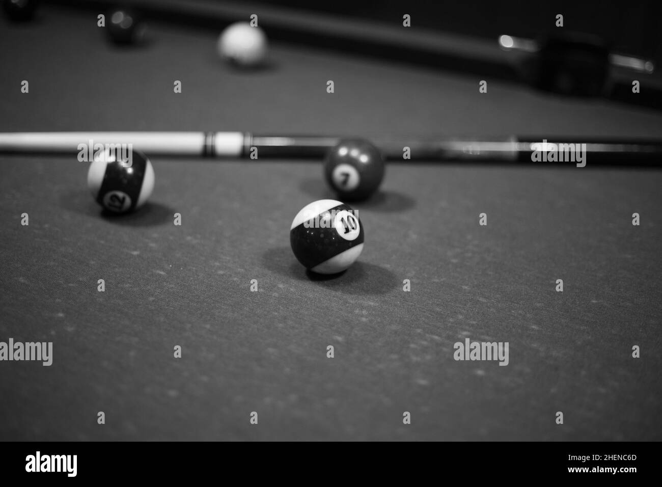 Billardtisch im Billardzimmer mit Kugeln und Queue Stockfoto