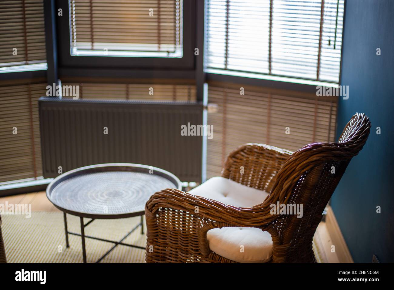 Holzsessel in einem modernen Apartment innen Stockfoto