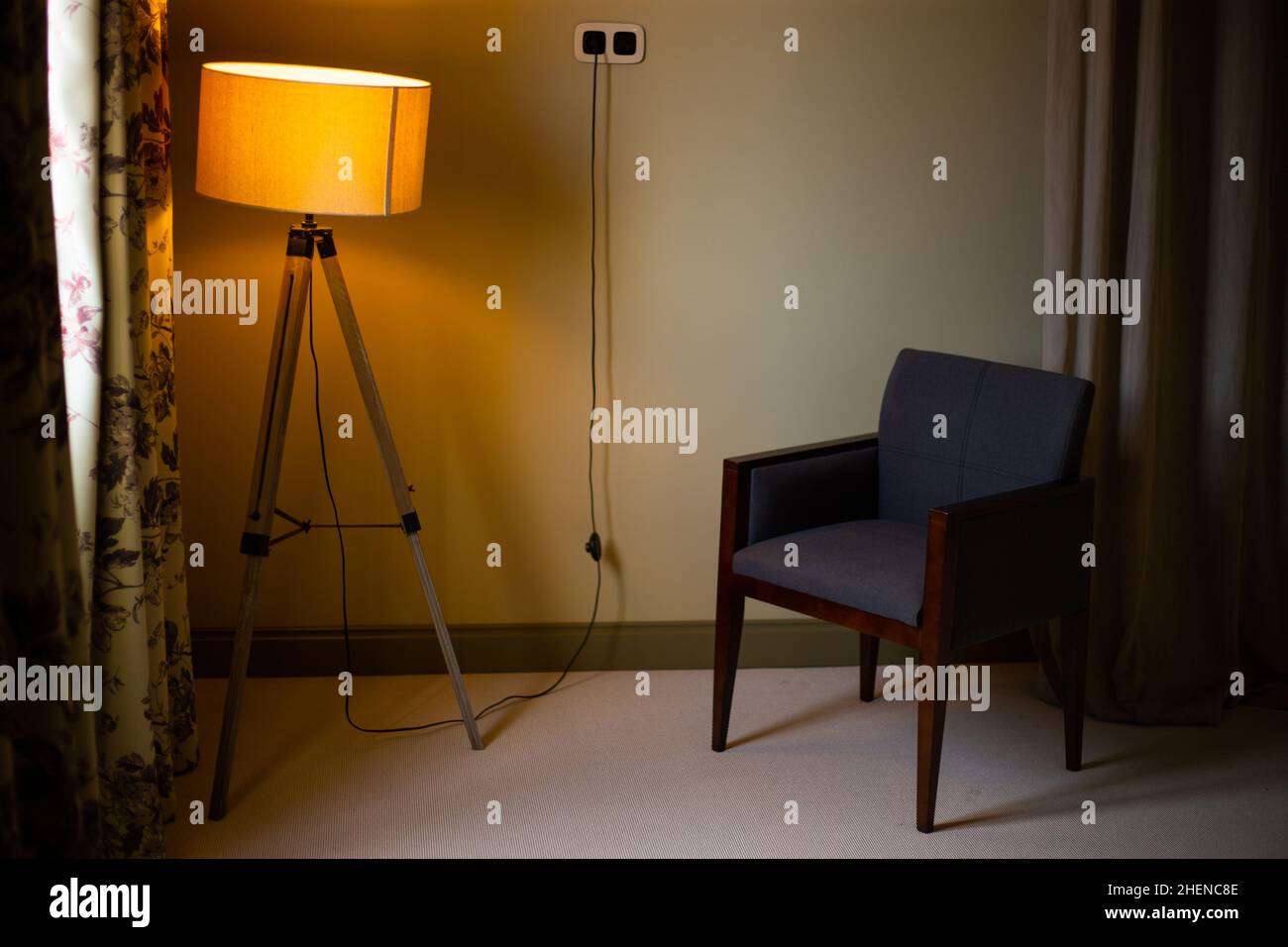 Holzsessel in einem modernen Apartment innen Stockfoto