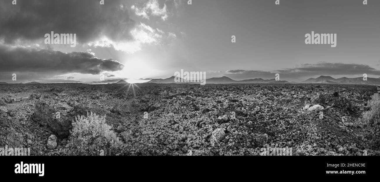 Panoramablick auf den Nationalpark Timanfaya mit Vulkanen Stockfoto