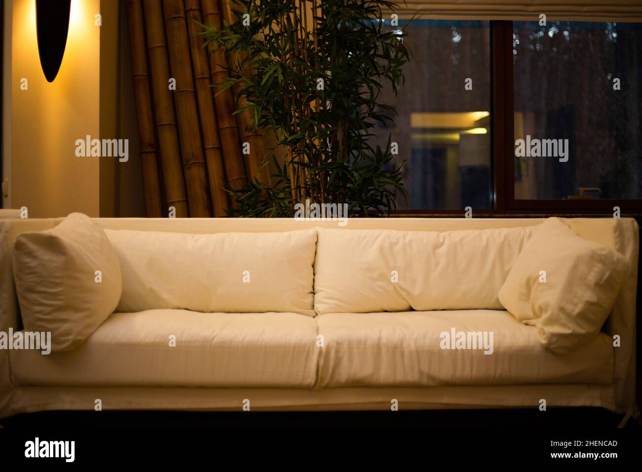 Foto von einem modernen Sofa mit Kissen in einer modischen Wohnung  Stockfotografie - Alamy