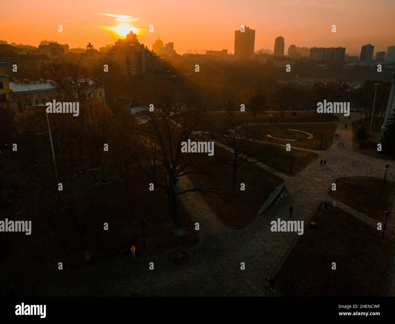 Luftaufnahme von der Drohne auf den Dächern von Häusern und Gebäuden bei Sonnenuntergang in der Stadt Stockfoto