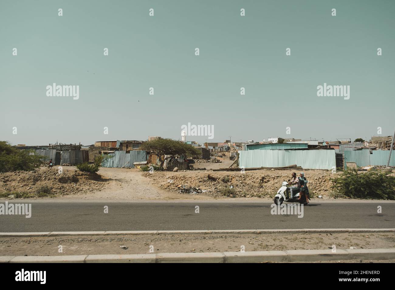 Dschibuti, Dschibuti - 21. Mai 2021: Ein Mann und seine Frau fahren auf einem Motorrad in Dschibuti. Redaktionelle Aufnahme in Dschibuti. Stockfoto