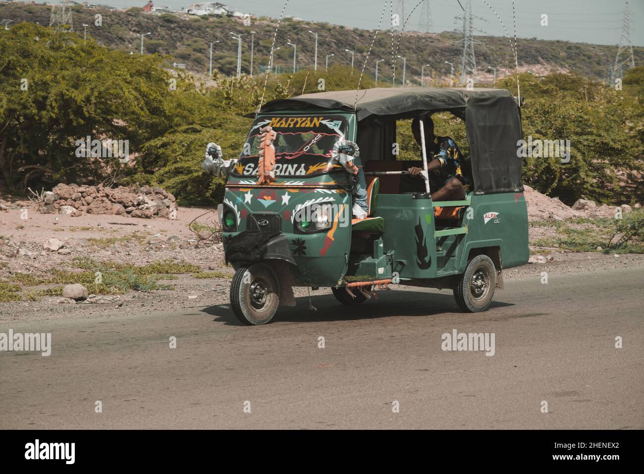 Dschibuti, Dschibuti - 21. Mai 2021: Lokales Auto-Rikscha-Taxi auf der Straße in Dschibuti. Redaktionelle Aufnahme in Dschibuti. Stockfoto