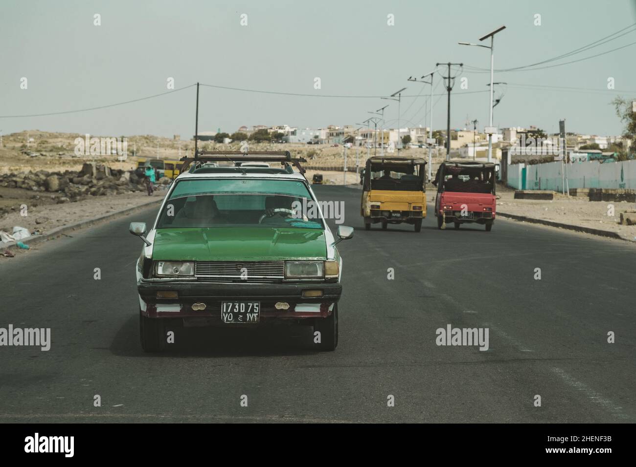Dschibuti, Dschibuti - 21. Mai 2021: Ein altes lokales Taxi und 2 Auto-Rikscha im Verkehr in Dschibuti. Redaktionelle Aufnahme in Dschibuti. Stockfoto