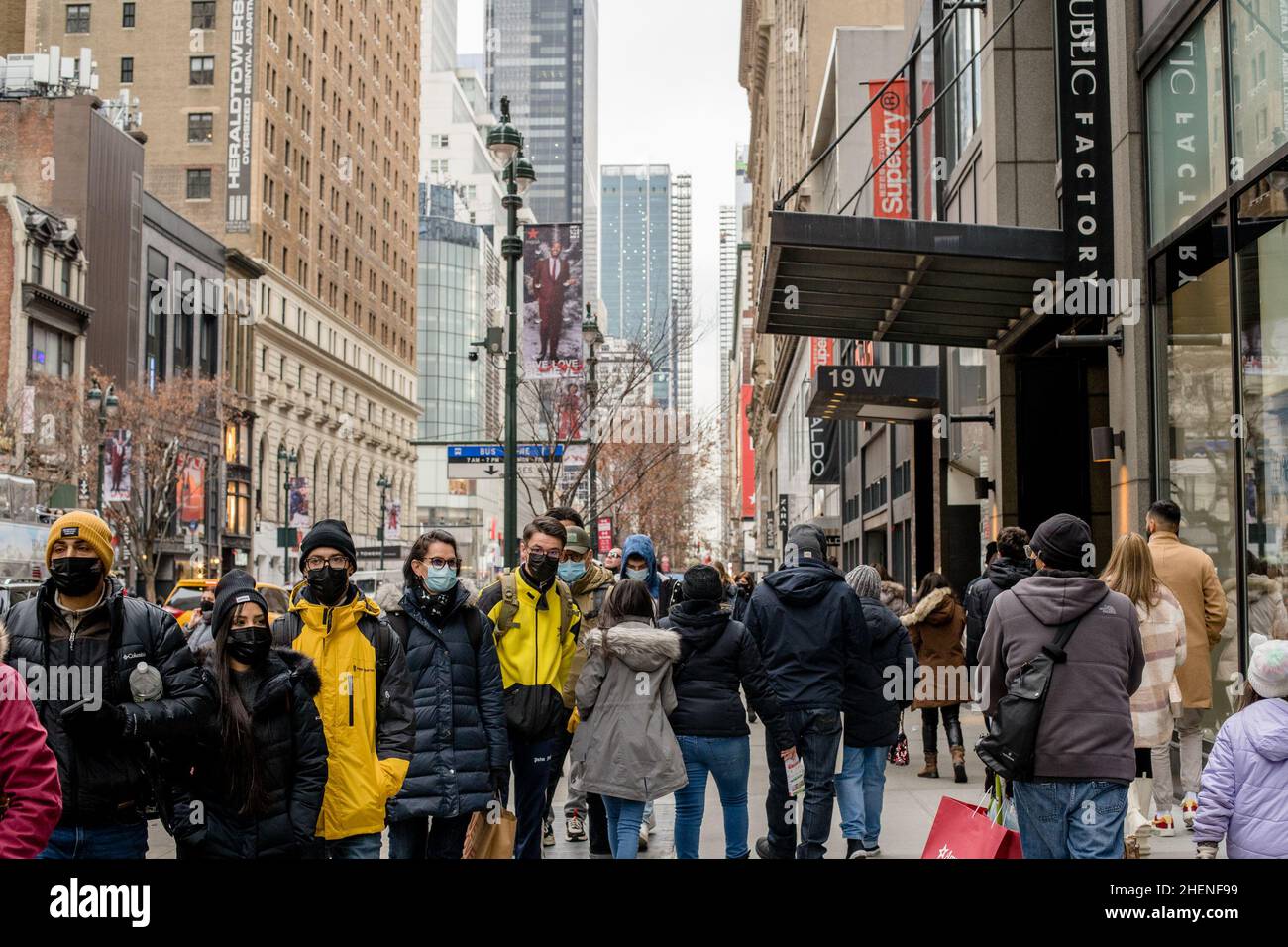 Menschen tragen Gesichtsmasken inmitten der Omicron-Welle der COVID-19-Pandemie in New York City. Stockfoto