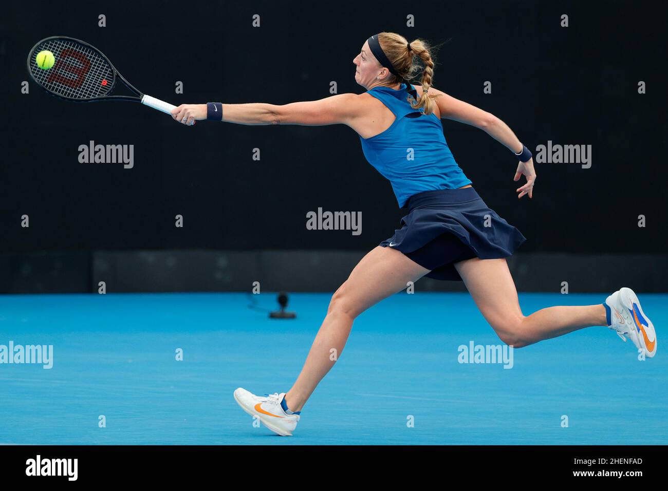 Sydney, Australien. 12th Januar 2022. Petra Kvitova aus der Tschechischen Republik spielt beim Spiel der Runde 16 beim Sydney Tennis Classic 2022 im Sydney Olympic Park Tennis Center, Sydney, Australien, am 12. Januar 2022 eine Rückhand gegen den Tunesier Ons Jabeur. Foto von Peter Dovgan. Nur zur redaktionellen Verwendung, Lizenz für kommerzielle Nutzung erforderlich. Keine Verwendung bei Wetten, Spielen oder Veröffentlichungen einzelner Clubs/Vereine/Spieler. Kredit: UK Sports Pics Ltd/Alamy Live Nachrichten Stockfoto