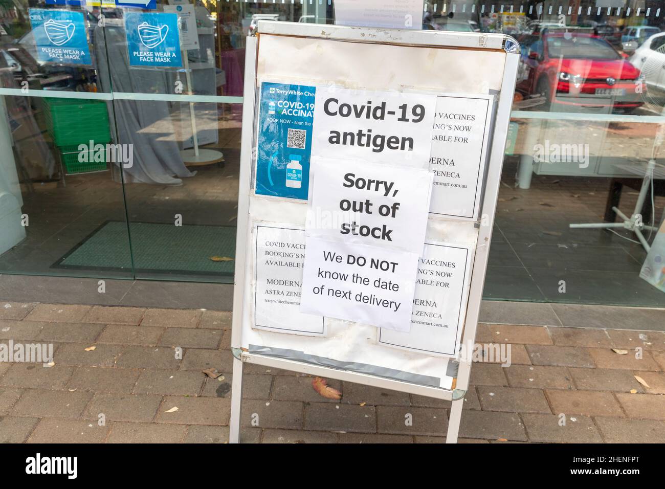 Australische Apotheke verkauft aus covid Rapid Antigen Test Kits und kein Lieferdatum bekannt, Avalon Beach, Sydney, Australien Stockfoto