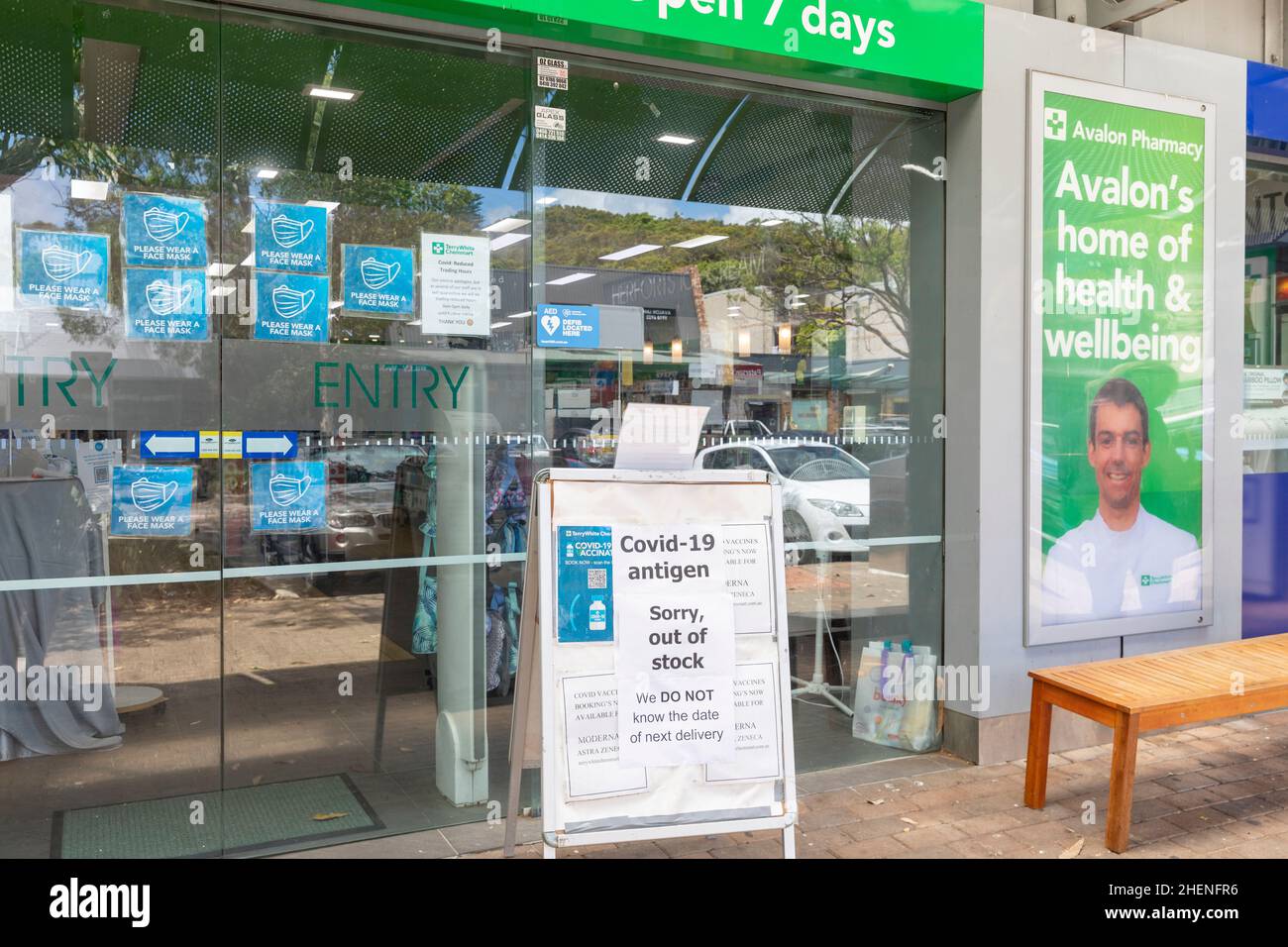 Australische Apotheke verkauft aus covid Rapid Antigen Test Kits und kein Lieferdatum bekannt, Avalon Beach, Sydney, Australien Stockfoto