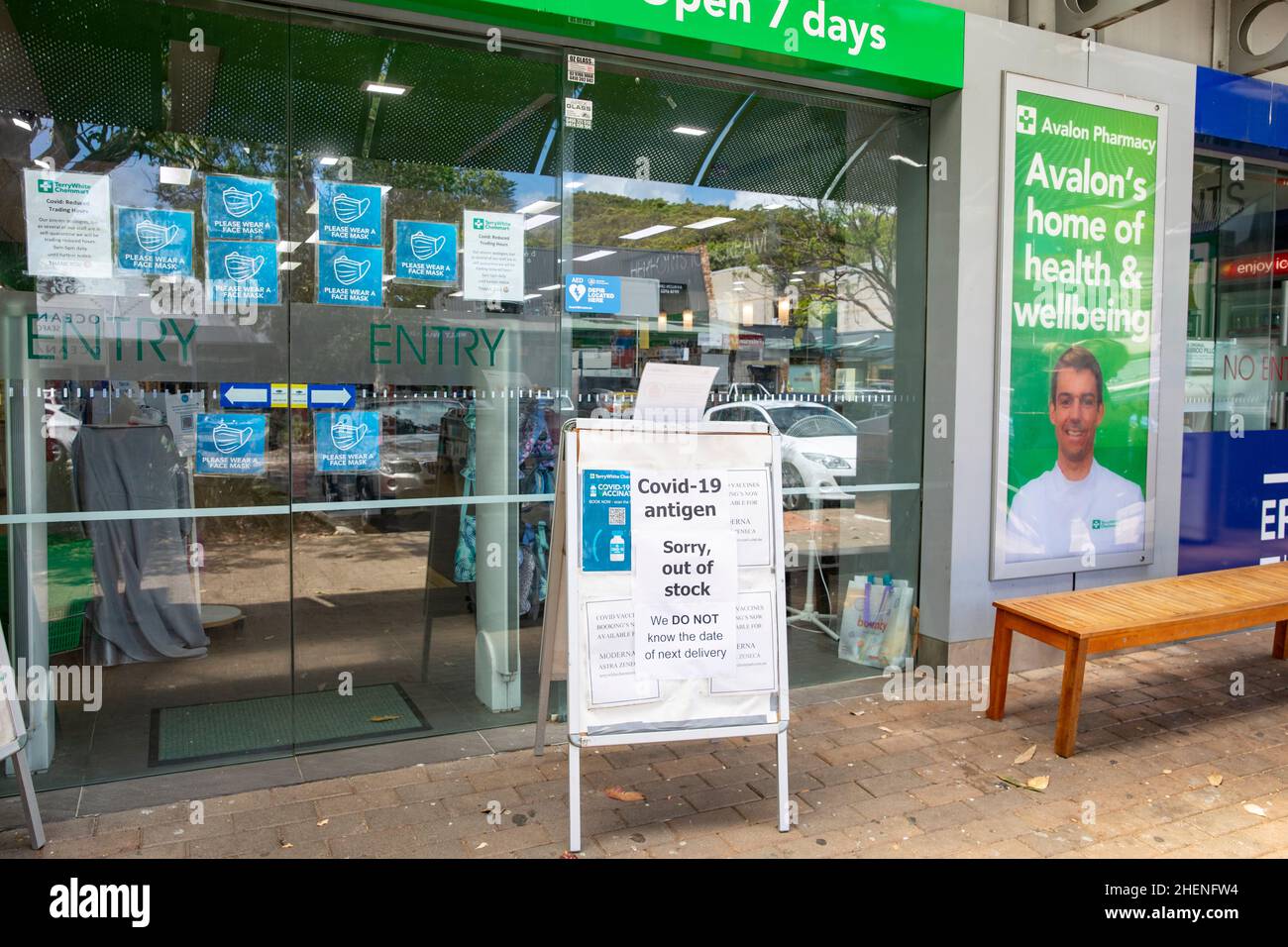 Australische Apotheke verkauft aus covid Rapid Antigen Test Kits und kein Lieferdatum bekannt, Avalon Beach, Sydney, Australien Stockfoto