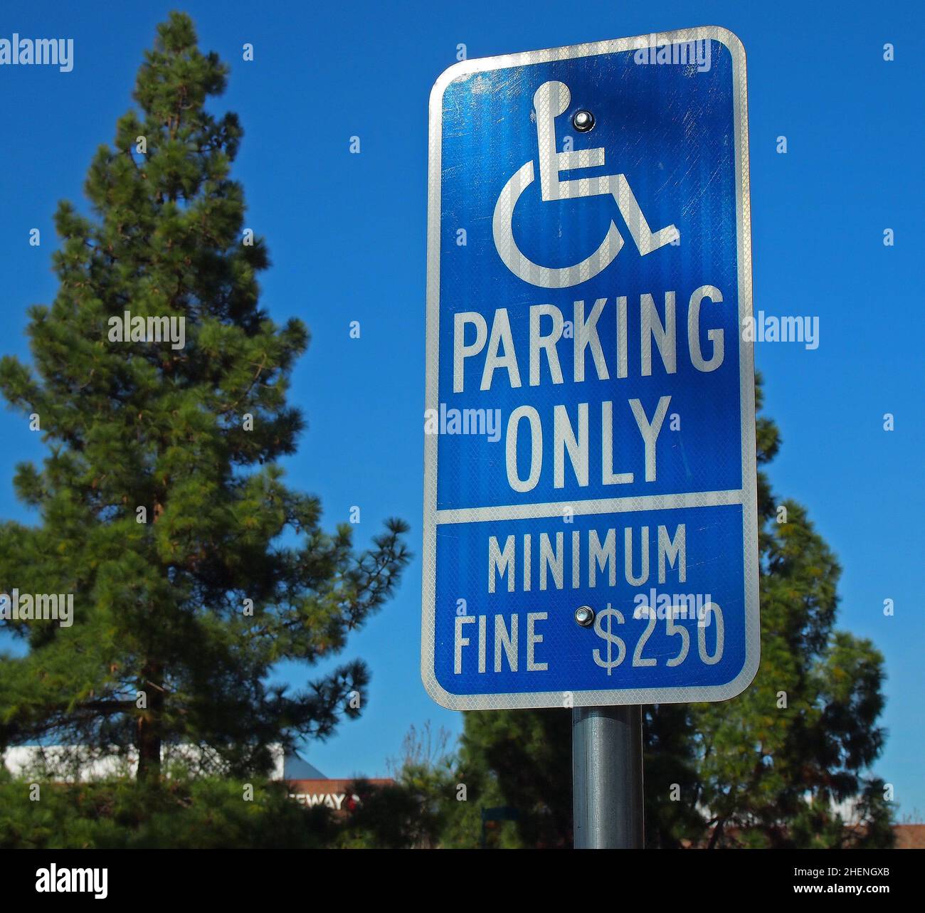 Behindertenparkplätze, Mindestgebühr 250 USD, Schild in Pleasanton, Kalifornien Stockfoto