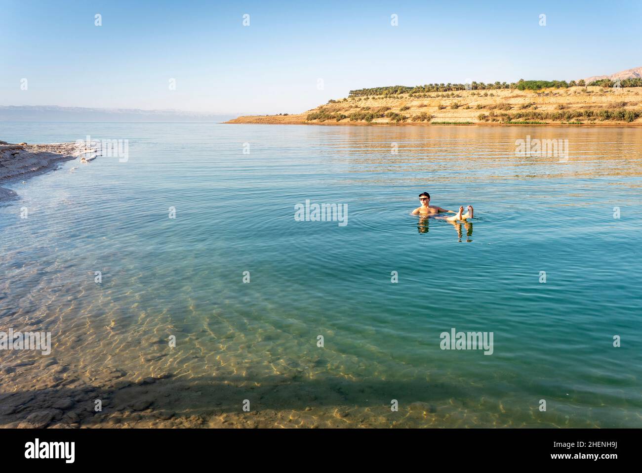 Ein junger Tourist, der am Toten Meer, Jordanien, Asien schwimmt. Stockfoto