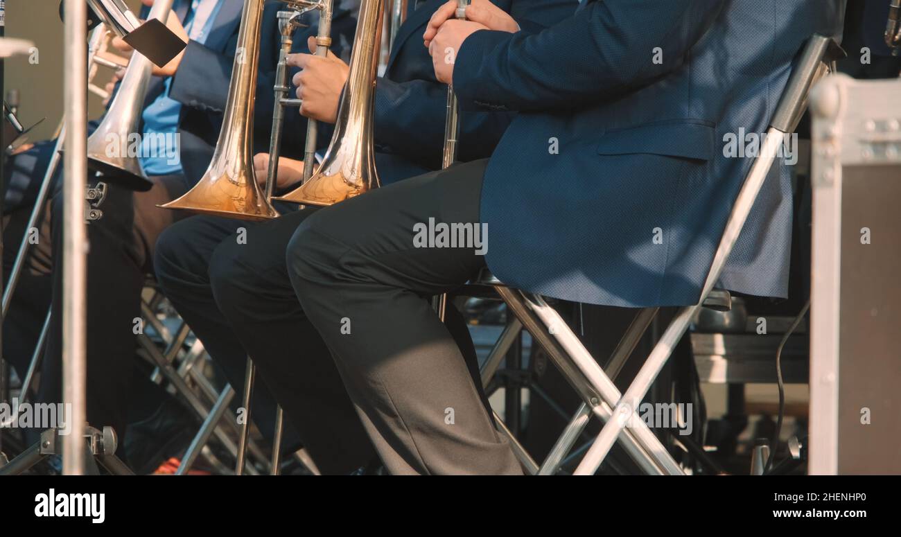 Blaskapelle spielt Jazzmusik beim Konzert. Es gibt Partitur mit Noten Stockfoto