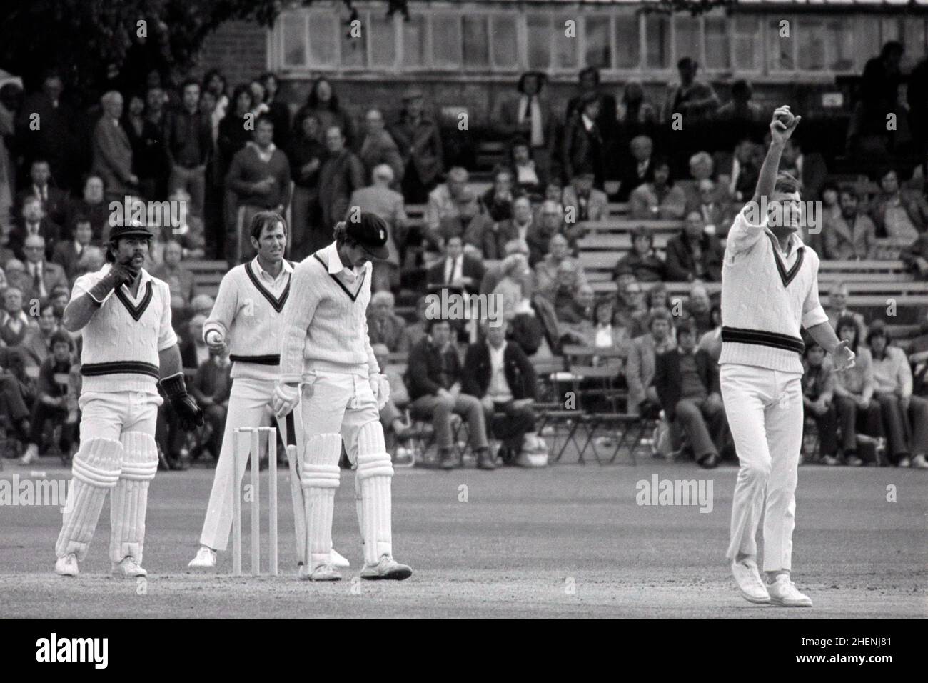 Rodney Marsh (aus) Keeping Wicket, Derbyshire vs. Australier, Chesterfield, Derbyshire, England 29th, 30th. Juni und 1st. Juli 1977. Richie Robinson appelliert an einen Fang. Rick McCosker ist Slip-Fielder. John Wright (Derbyshire) ist der Batsman. Stockfoto