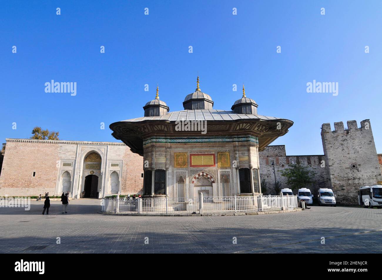 Der Brunnen Sultan Ahmed III wurde 1728 erbaut, dieser große Brunnen in einem türkischen Rokoko-Gebäude verfügt über prunkvolle Fassaden. Stockfoto