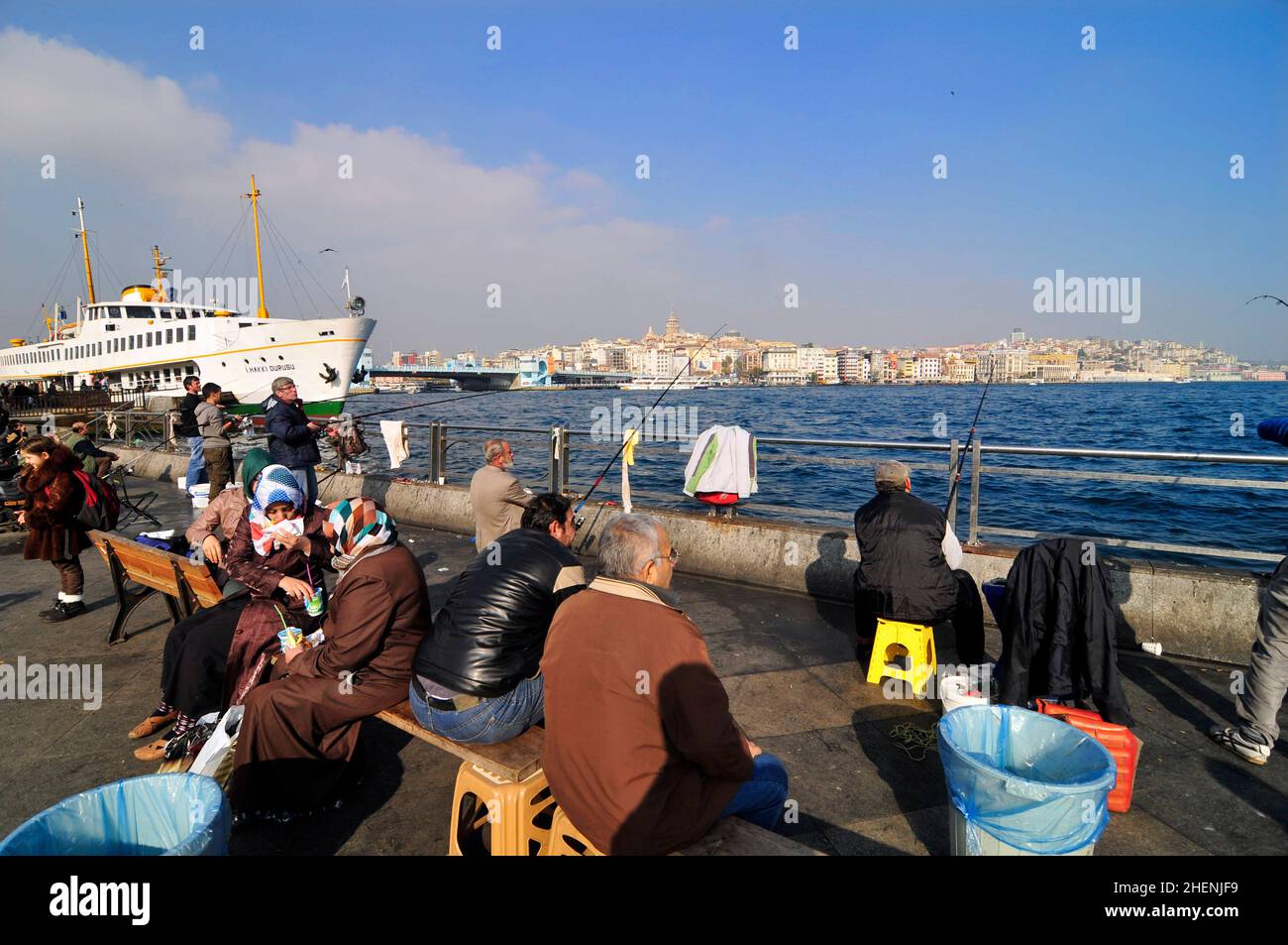 Türkische Männer fischen am Ufer des Goldenen Horns in Istanbul, Türkei. Stockfoto