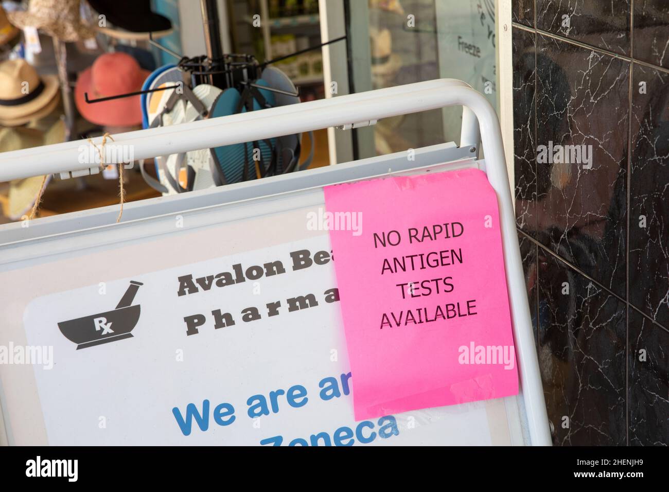 Covid 19 Rapid Antigen Test Kits ausverkauft und ausverkauft bei Avalon Beach Chemiker in Sydney, Australien 12th. Januar 2022 Stockfoto