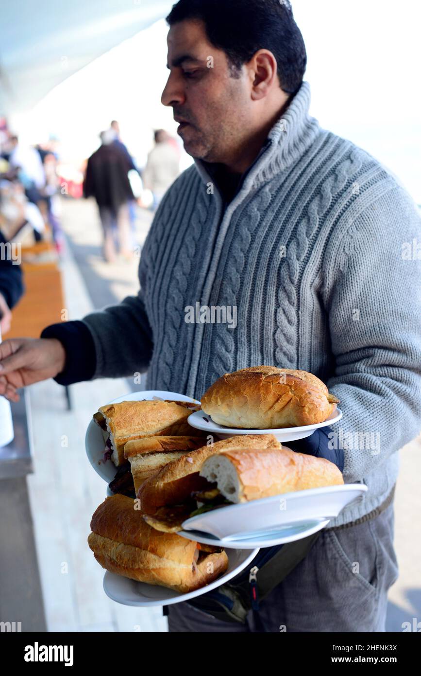 Makrelenfisch-Sandwich ist ein beliebtes Straßenessen rund um die Galata-Brücke in Istanbul, Türkei. Stockfoto