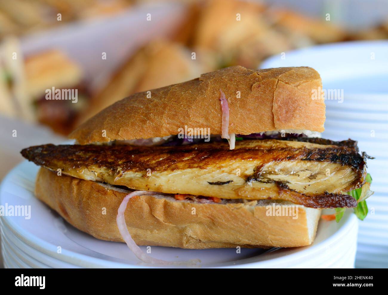 Unter der Galata-Brücke in Istanbul werden beliebte Fisch-Sandwiches serviert. Stockfoto