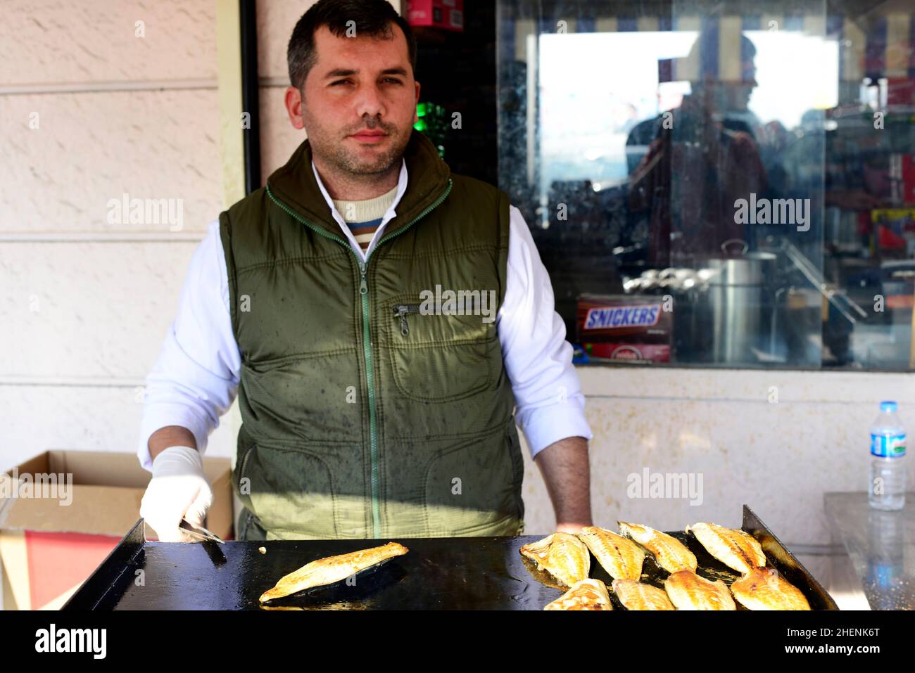 Vorbereitung eines Makrelenfischsandwiches auf der Galata-Brücke in Istanbul. Stockfoto