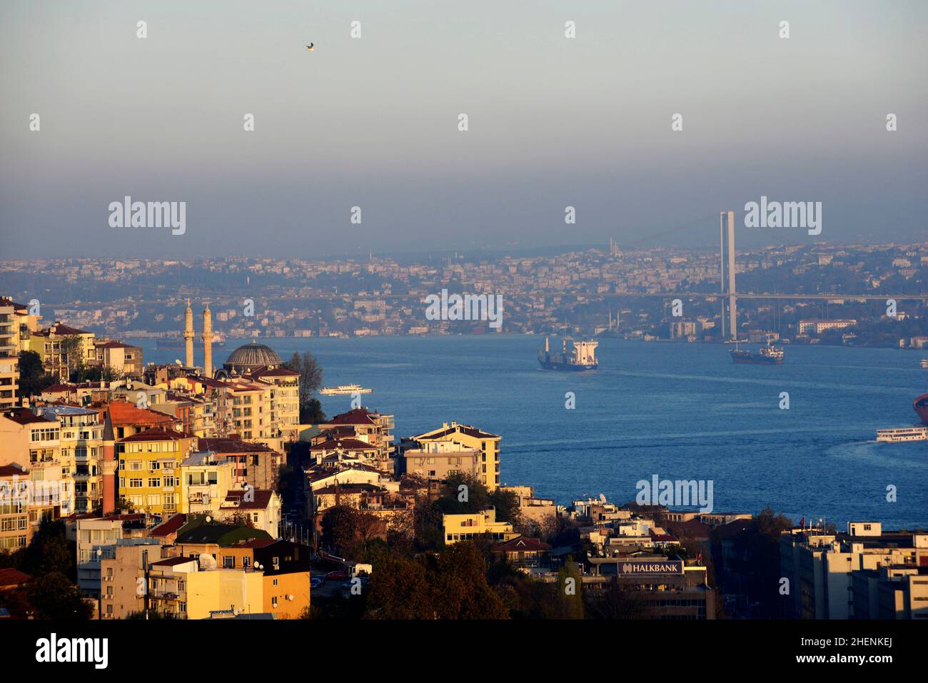 Blick auf Beyoğlu und die Bosporus-Meerenge ( Martyrs-Brücke vom 15. Juli ) in Istanbul, Türkei. Stockfoto