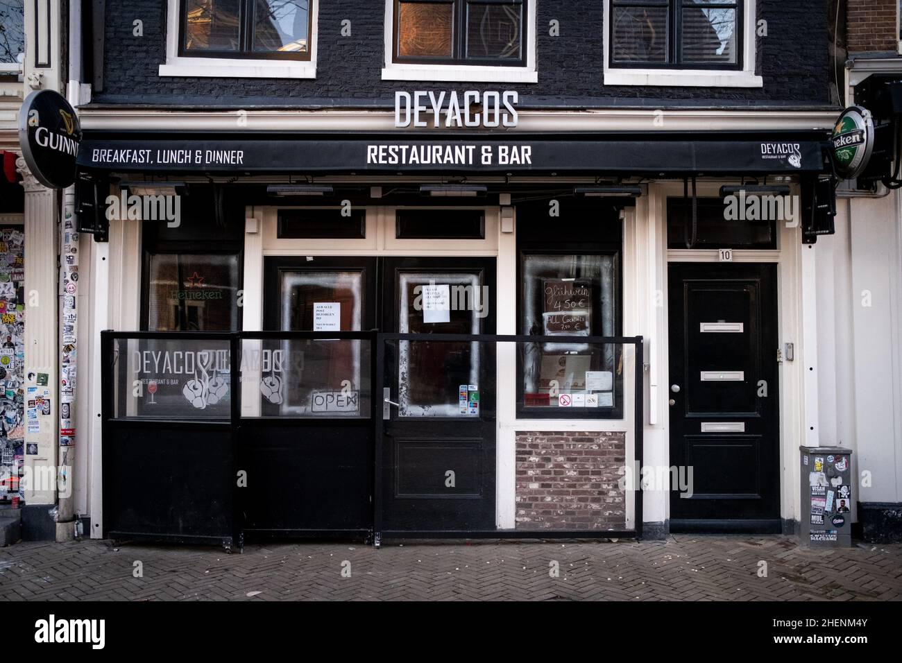 Niederlande, Amsterdam am 2021-12-11. Bar Restaurant schließt als Teil der Eindämmung gegen die Ausbreitung der covid-19 Amsterdam. Foto von Martin Stockfoto