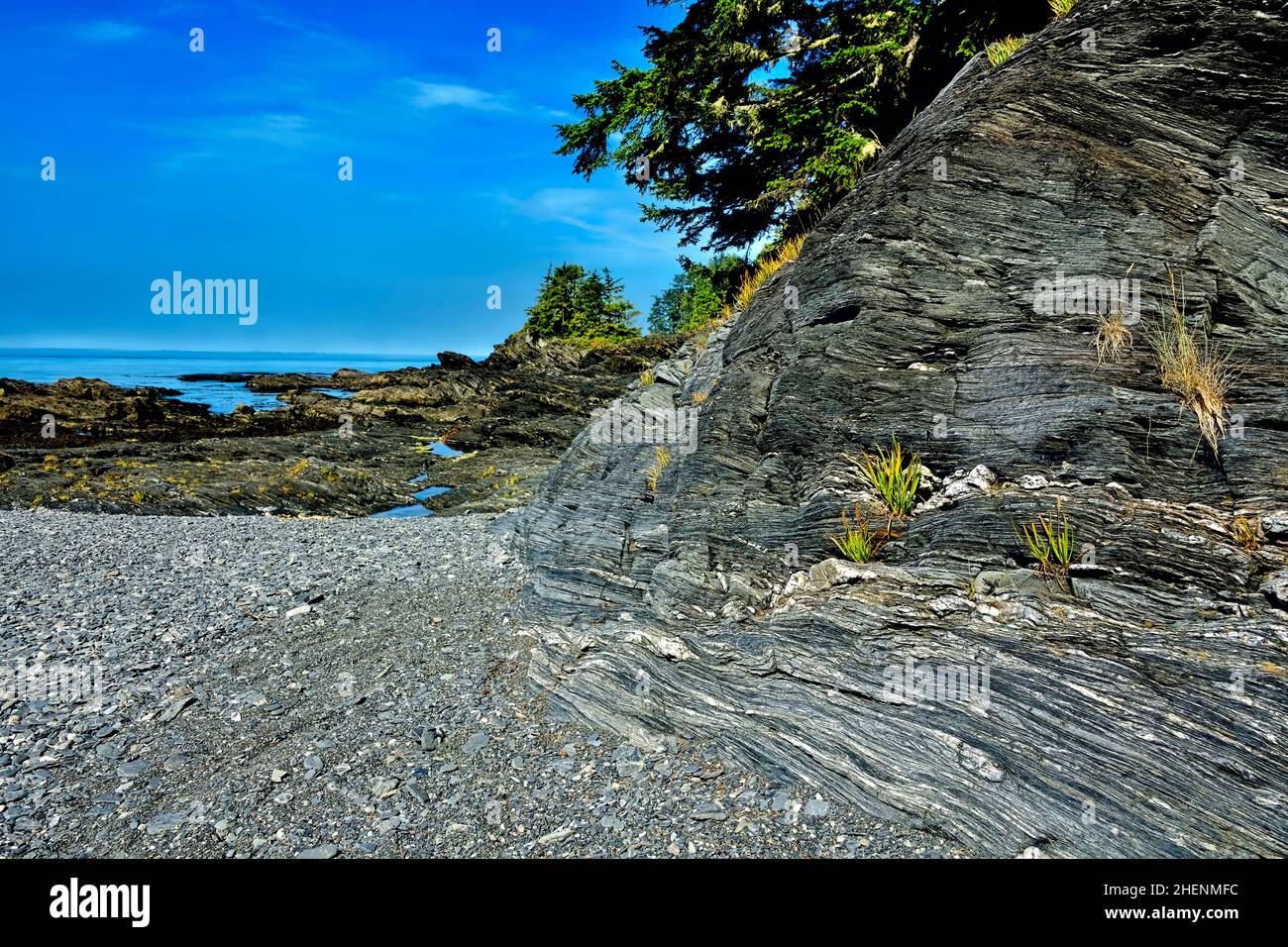 Ein Landschaftsbild eines felsigen Strandes an der zerklüfteten Westküste von Vancouver Island mit Blick auf den Pazifik. Stockfoto