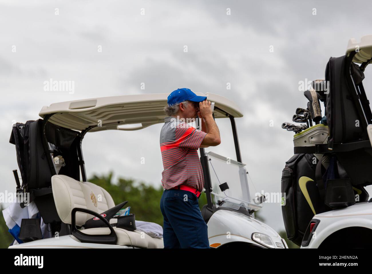 Golfspieler spielt ab. Mann, der Golfball vom Abschlagkasten im Golf Club in Miami, Florida, trifft. Golftour. Outdoor-Sportereignis. Stockfoto