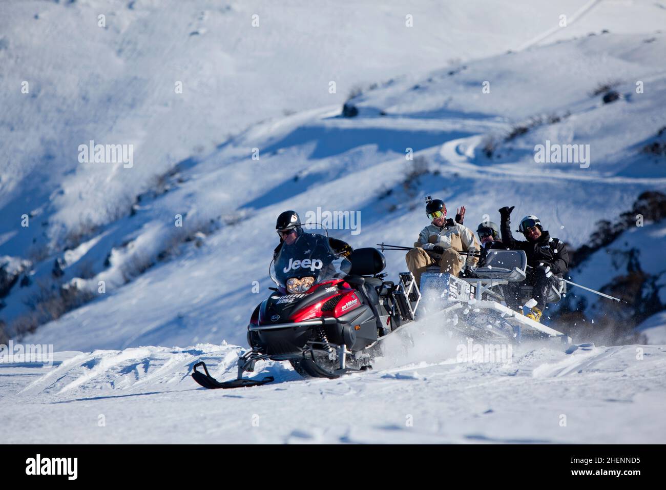 Schneemobilfahren über den Rücken des Mount Mackay im Herbst Creek Ski Resort im Hintergrund. Stockfoto