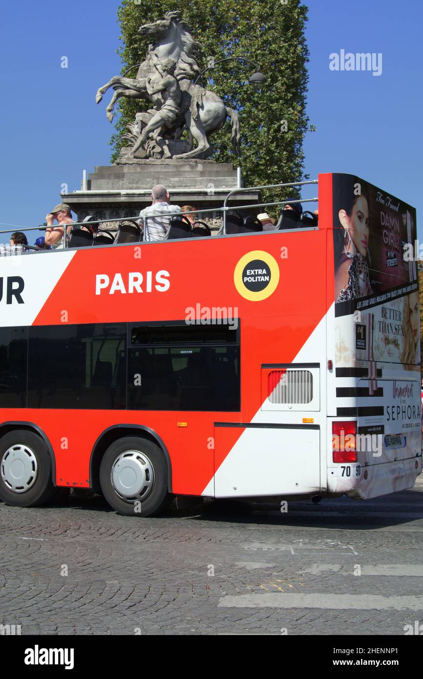 Touristenbus vor der Statue des Pferdes von Marly am Place de la Concorde Stockfoto