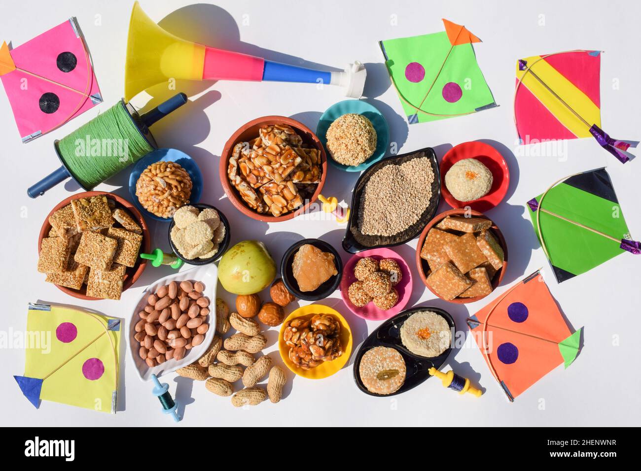 Makar sankranti Tapete mit Sankranti Festival spezielle Gerichte serviert und gegessen wie Peanut chikki, tilgul laddu, til baati, Bor Früchte, Erdnüsse, Stockfoto