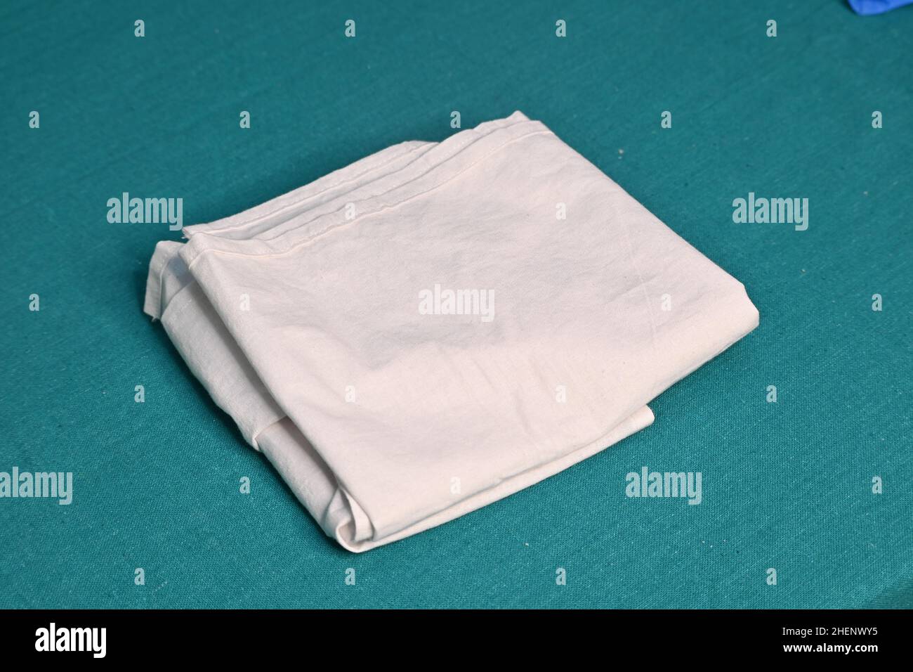 Weißes Tuch, das für die Drapierung von Patienten im Krankenhaus verwendet wird Stockfoto