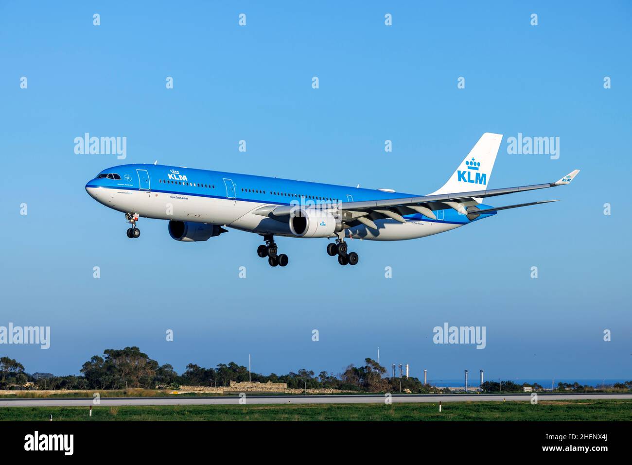 KLM - Royal Dutch Airlines Airbus A330-303 (REG: PH-AKF), der kurz vor Sonnenuntergang anreist, um bei Lufthansa Technik Malta zu warten, Stockfoto