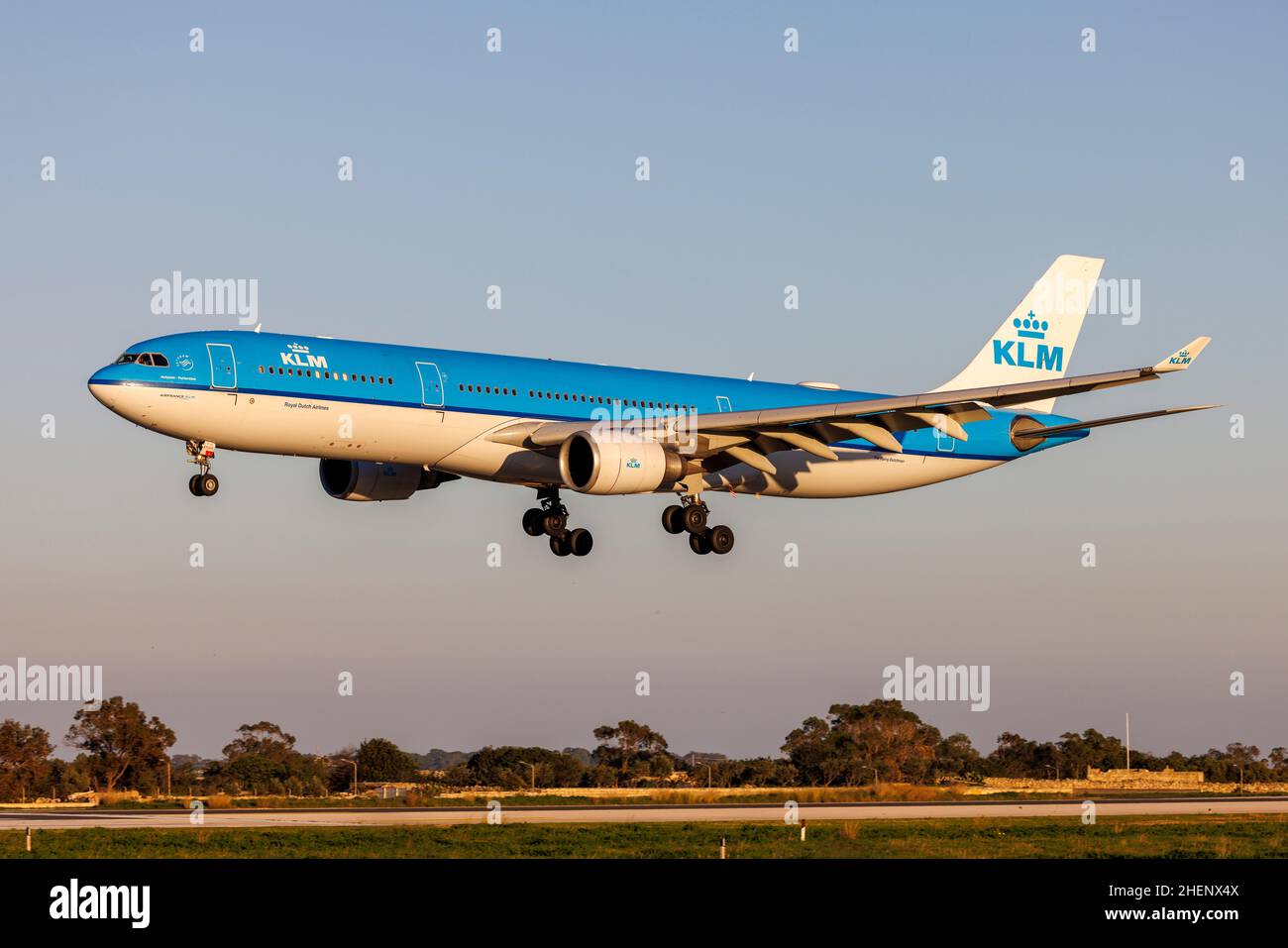 KLM - Royal Dutch Airlines Airbus A330-303 (REG: PH-AKF), der kurz vor Sonnenuntergang anreist, um bei Lufthansa Technik Malta zu warten, Stockfoto
