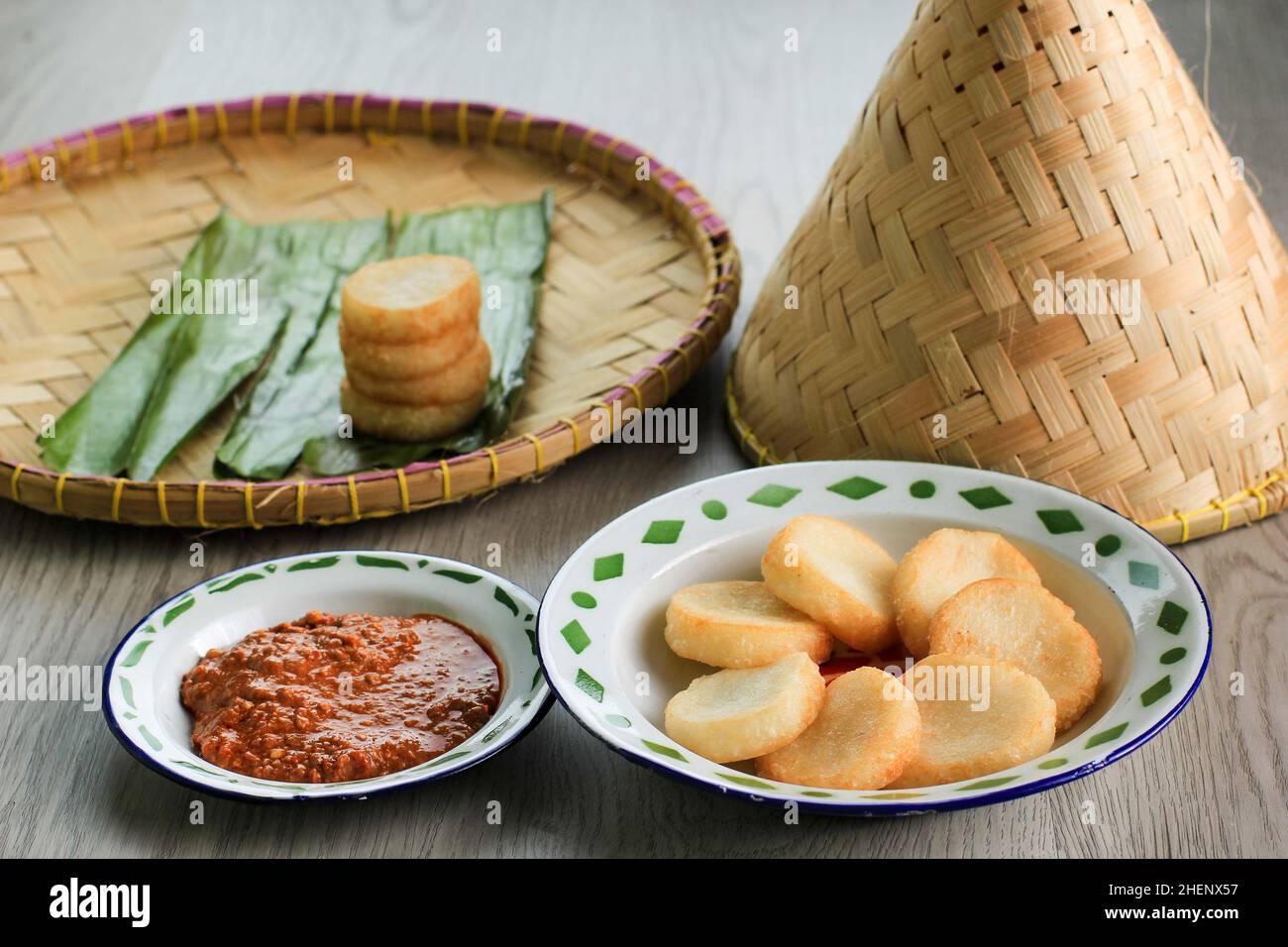 Ulen Ketan, traditioneller indonesischer Snack aus klebriger Dampfreis, komprimiert oder geformt und anschließend tiefgebratener Reis, serviert mit Sambal Oncom Stockfoto