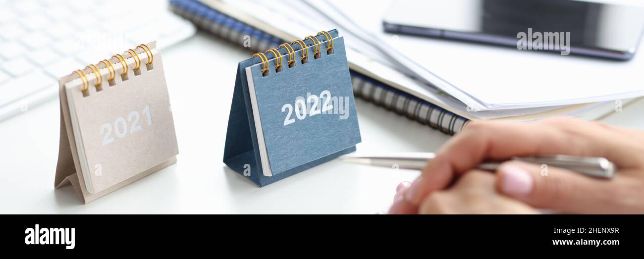 Zwei Kalender für 2021 und 2022 auf dem Tisch in Nahaufnahme Stockfoto