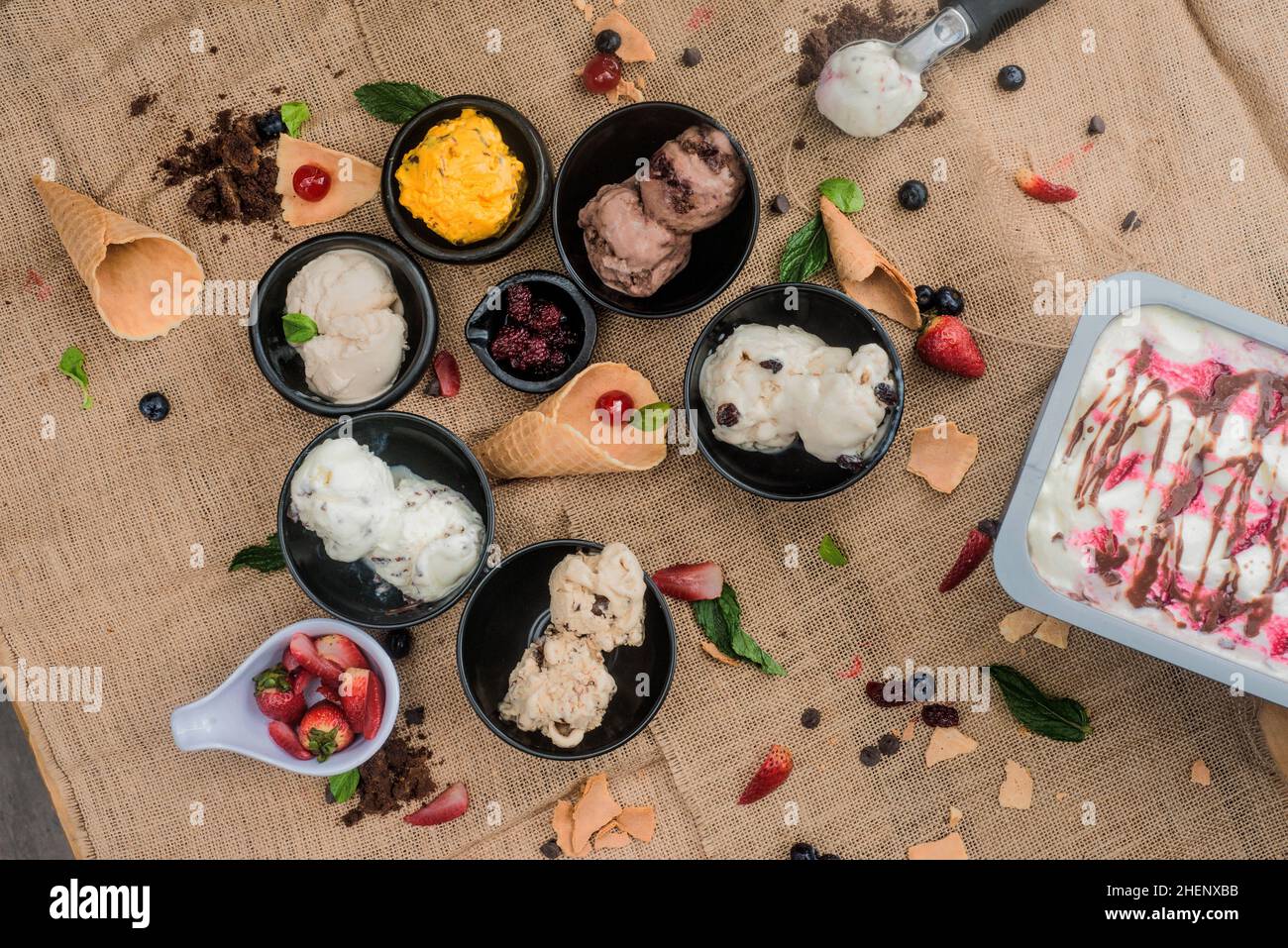 Erdbeereis mit Schokolade, Passionsfrucht und Kirsche Stockfoto