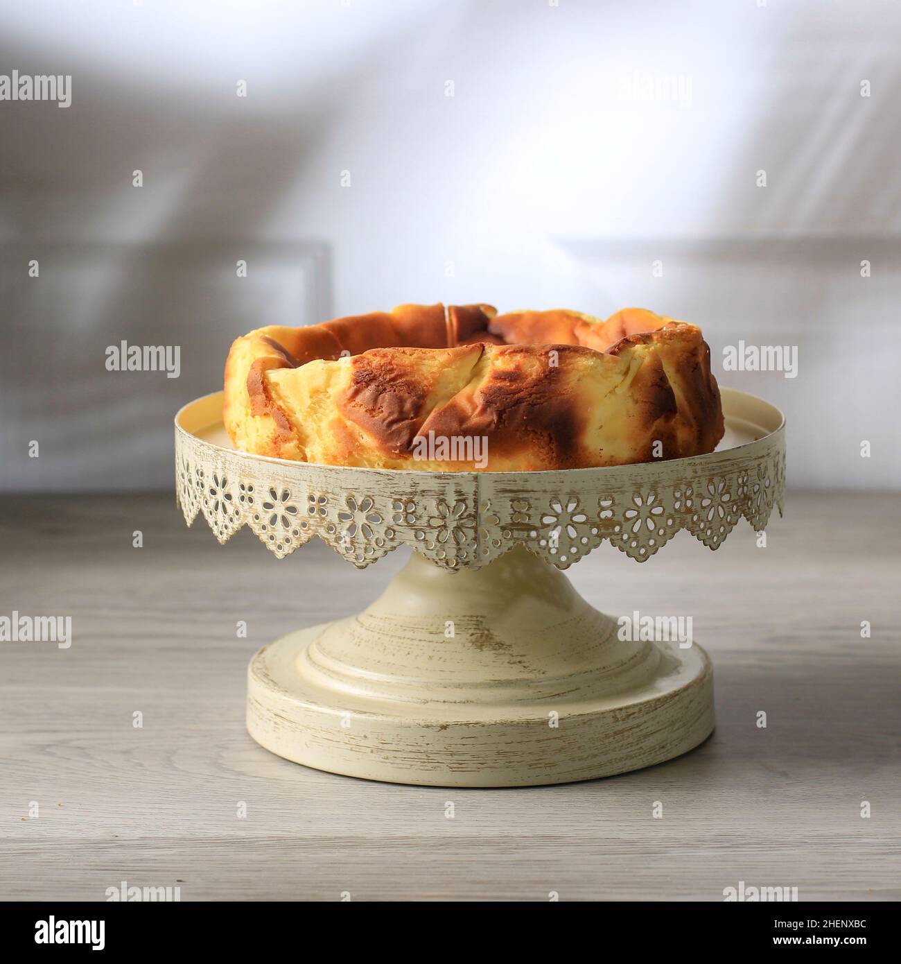Baskischer Kuchen mit gebranntem Käse auf Kuchenständer Stockfoto