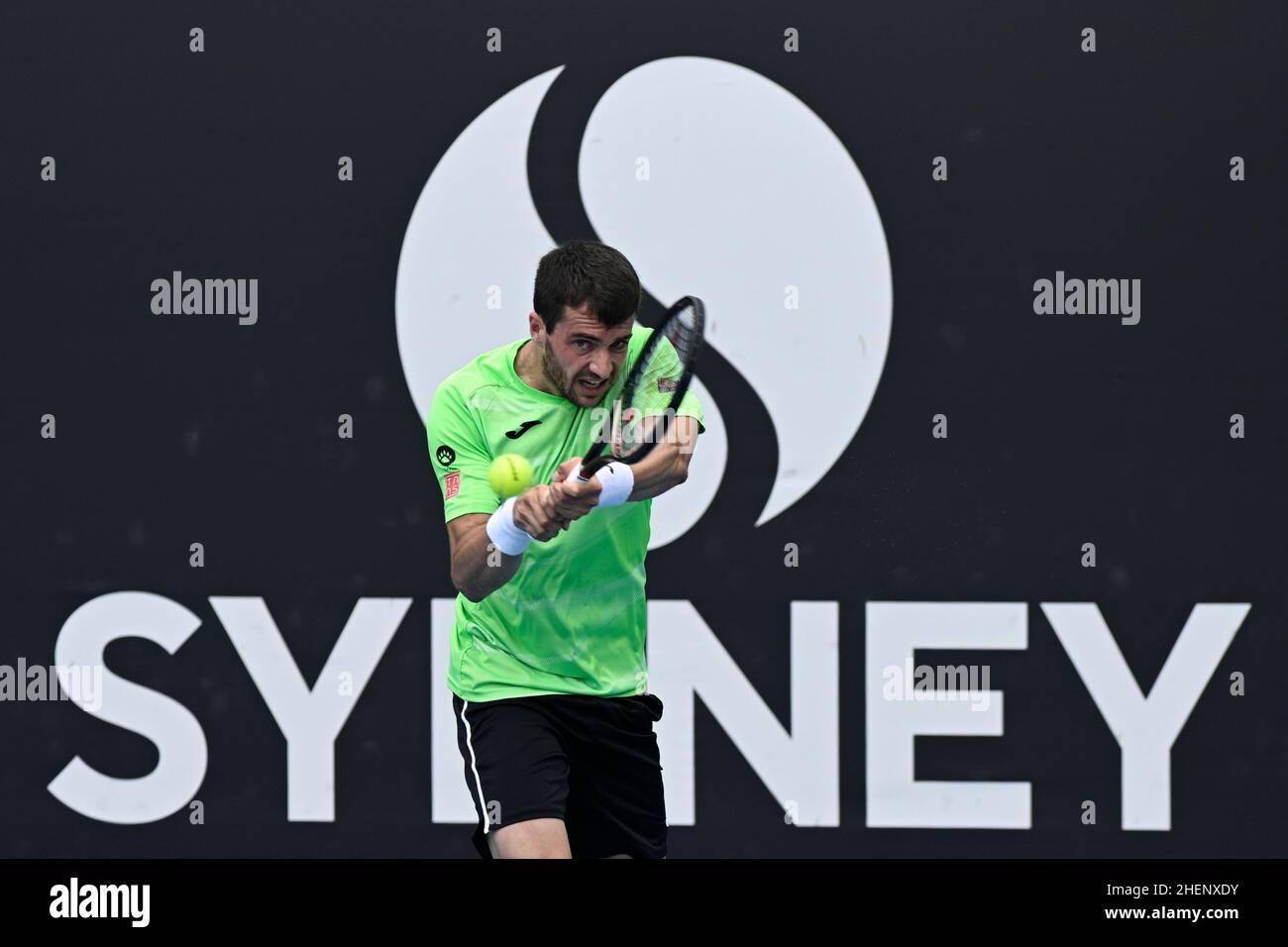 Sydney, Australien; 12th. Januar 2022: Sydney Olympic Park, Sydney, Australien; Sydney Tennis Classic, Tag 4: Der Spanier Pedro Martinez trifft eine Rückhand vor Daniel Evans aus Großbritannien Stockfoto