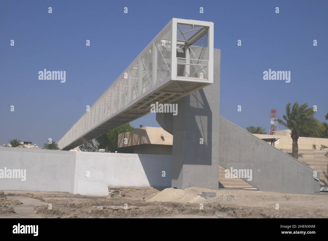 Fußgängerbrücke aus Stahl über den Al Khabeer Highway, Muharraq, Bahrain. Die Brücke ist Teil des Perling Trail von Bahrain, einem UNESCO-Weltkulturerbe Stockfoto