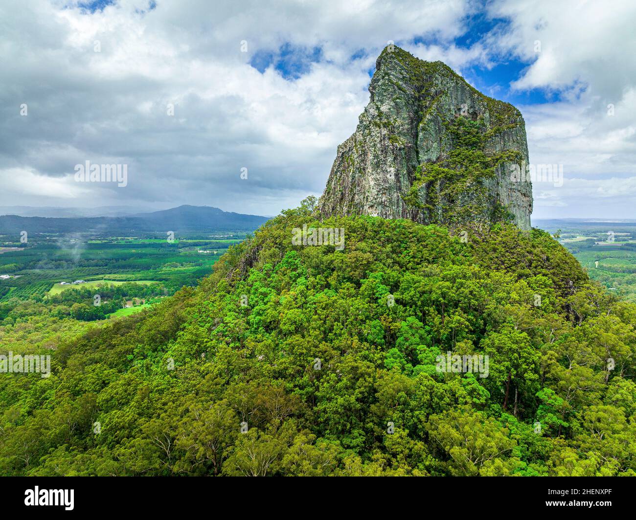 Nahaufnahme des Mount Coonowrin in den Glass House Mountains. Sunshine Coast, Queensland, Australien. Stockfoto