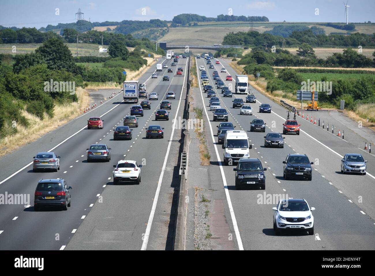 Aktenfoto vom 07/07/18 von Fahrzeugen, die auf der Autobahn M4 in der Nähe von Bristol fahren. Die typischen Kfz-Versicherungsprämien begannen für einige Altersgruppen und in einigen Teilen Großbritanniens gegen Ende des vergangenen Jahres zu steigen, wie Analysen ergeben haben. Ausgabedatum: Mittwoch, 12. Januar 2022. Insgesamt sind die durchschnittlichen Kosten zwischen August und November 2021 um 0,6 % gesunken und erreichten laut Consumer Intelligence £782. Allerdings begannen die Preise für einige geografische Gebiete und ältere Fahrer zu steigen. Stockfoto